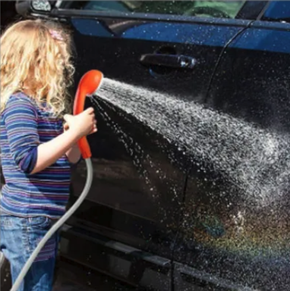 niña usando la ducha electrica portatil